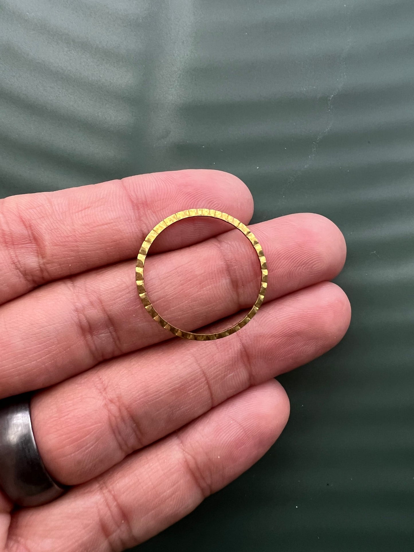 6pcs Brass Textured Circle Connectors - 25mm