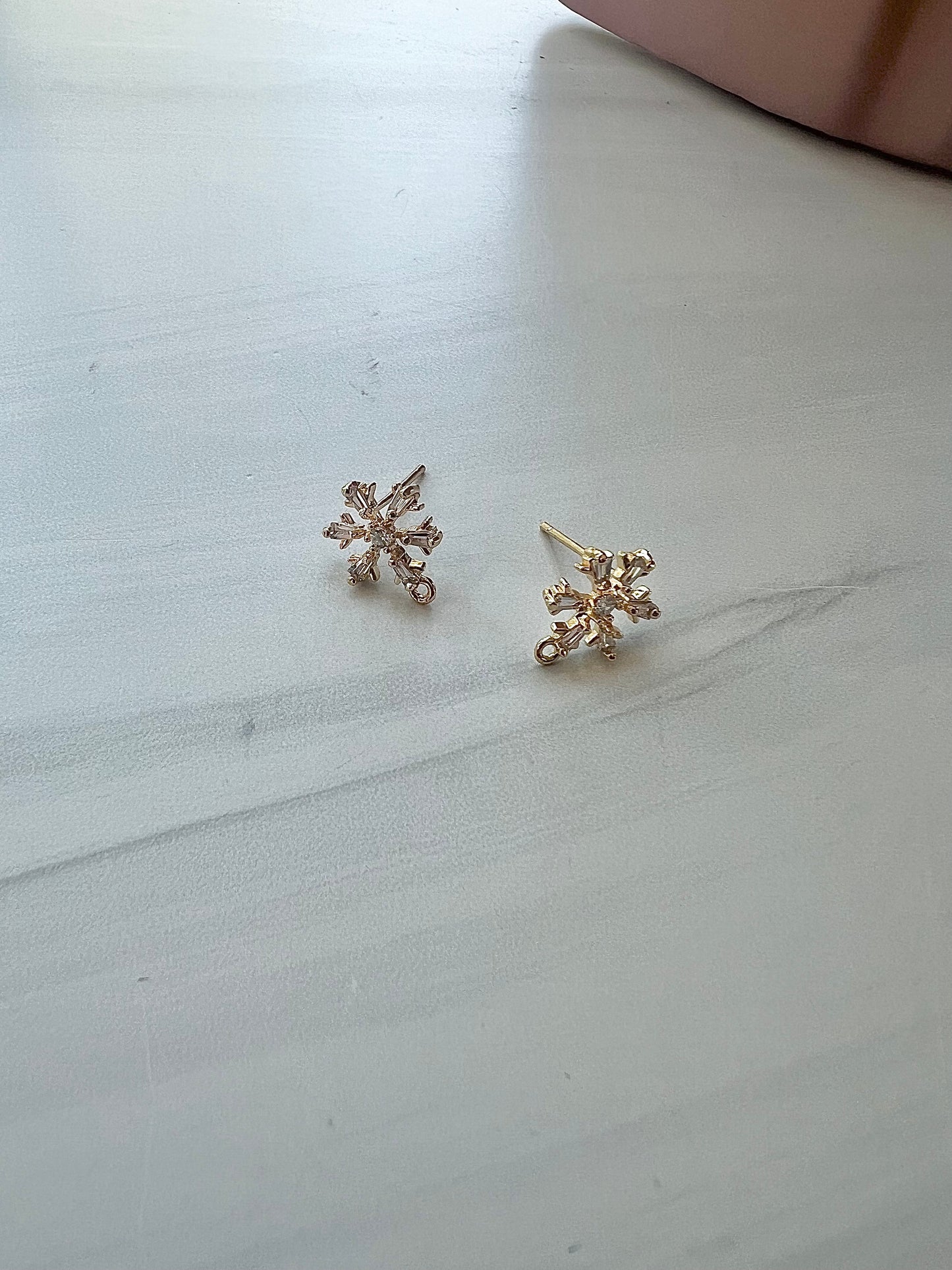 4pcs Cubic Zirconia Snowflake Stud Posts with Connector